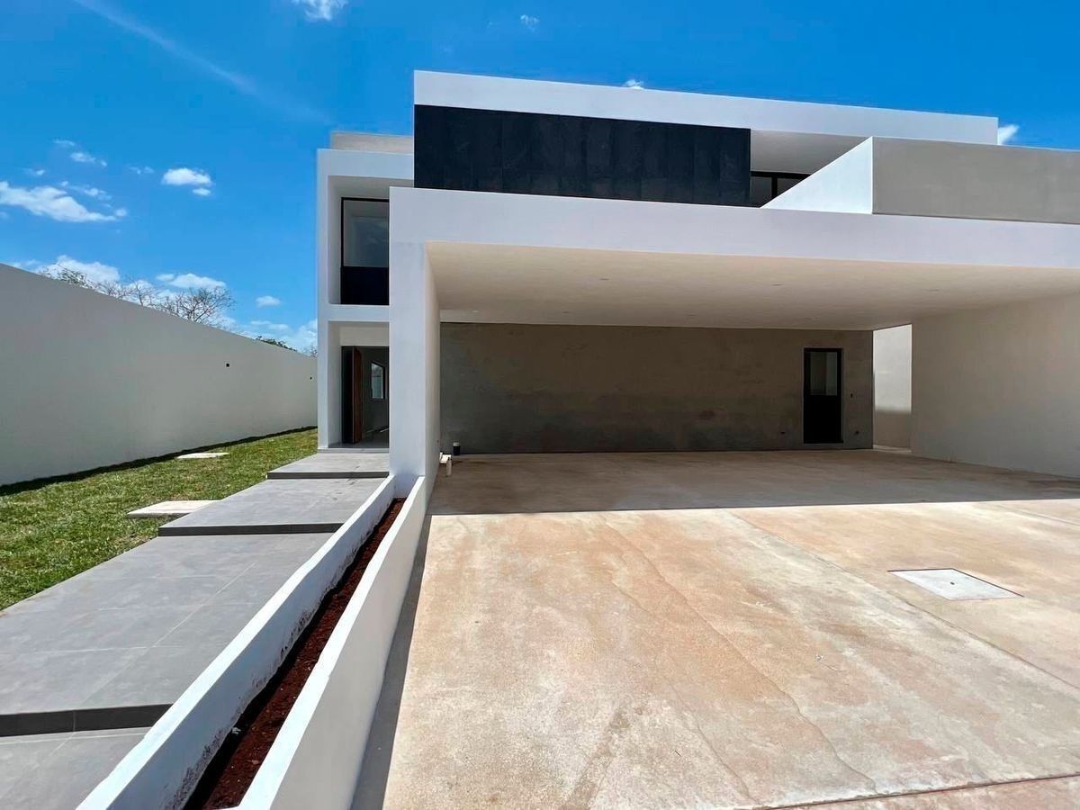 CASA EN VENTA EN MERIDA CON ALBERCA Y EXTENSO TERRENO DE 831