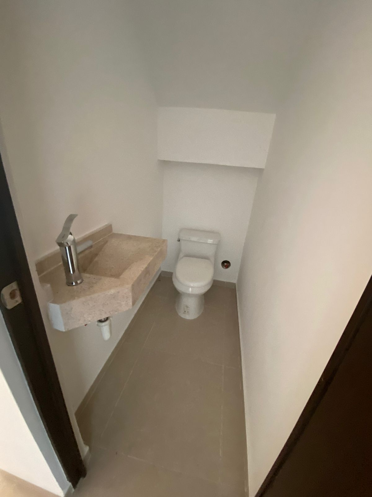 4 of 18: MEDIO BAÑO