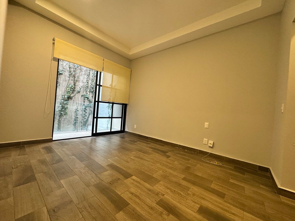7 of 17: recamara principal con balcon