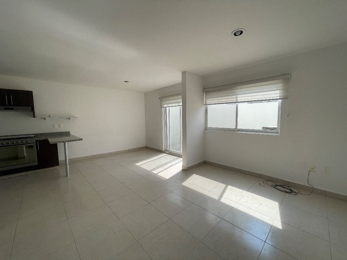 3 de 13: Estancia con vista a cocina