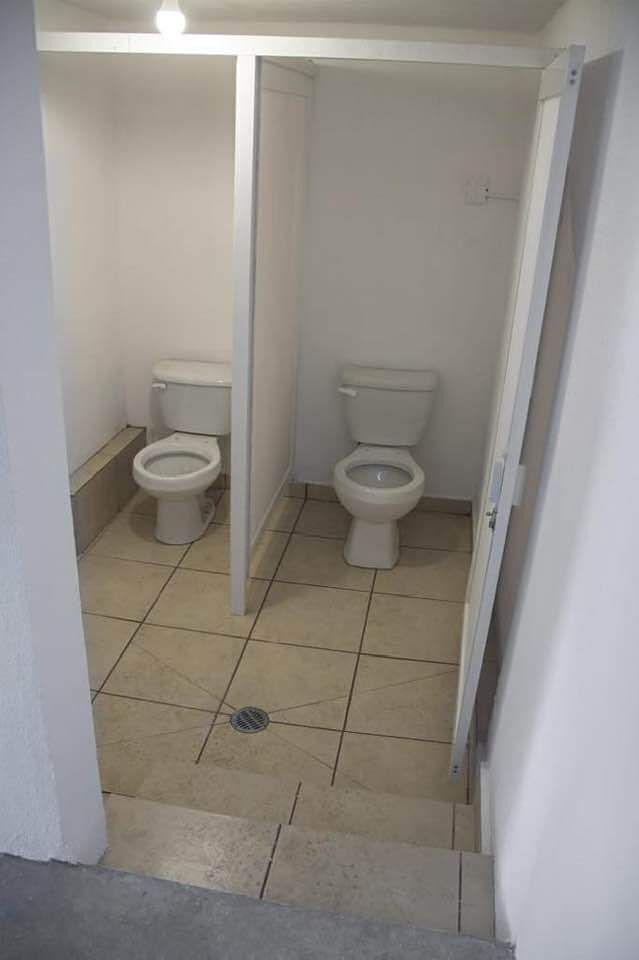 4 de 4: Baños para hombres y mujeres