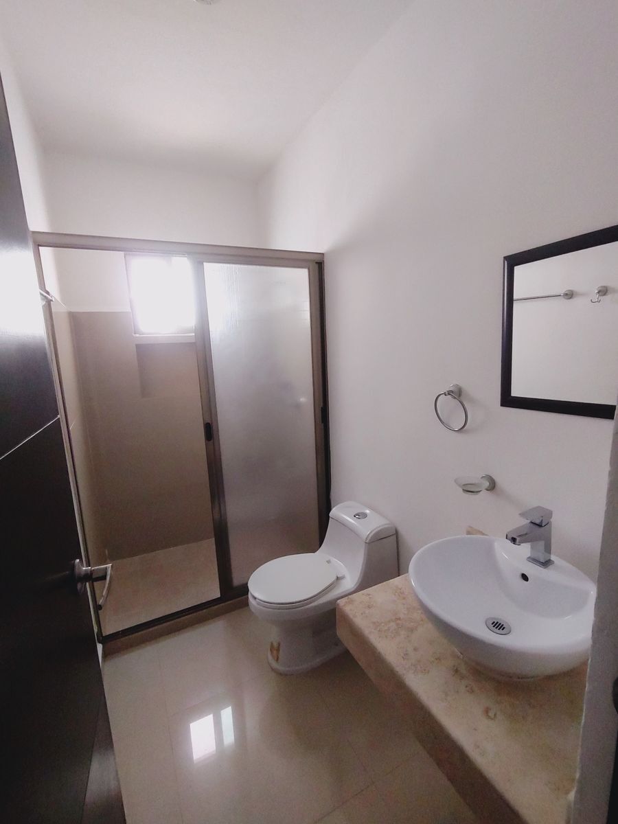 7 of 30: BAÑO EN RECÁMARA PLANTA BAJA