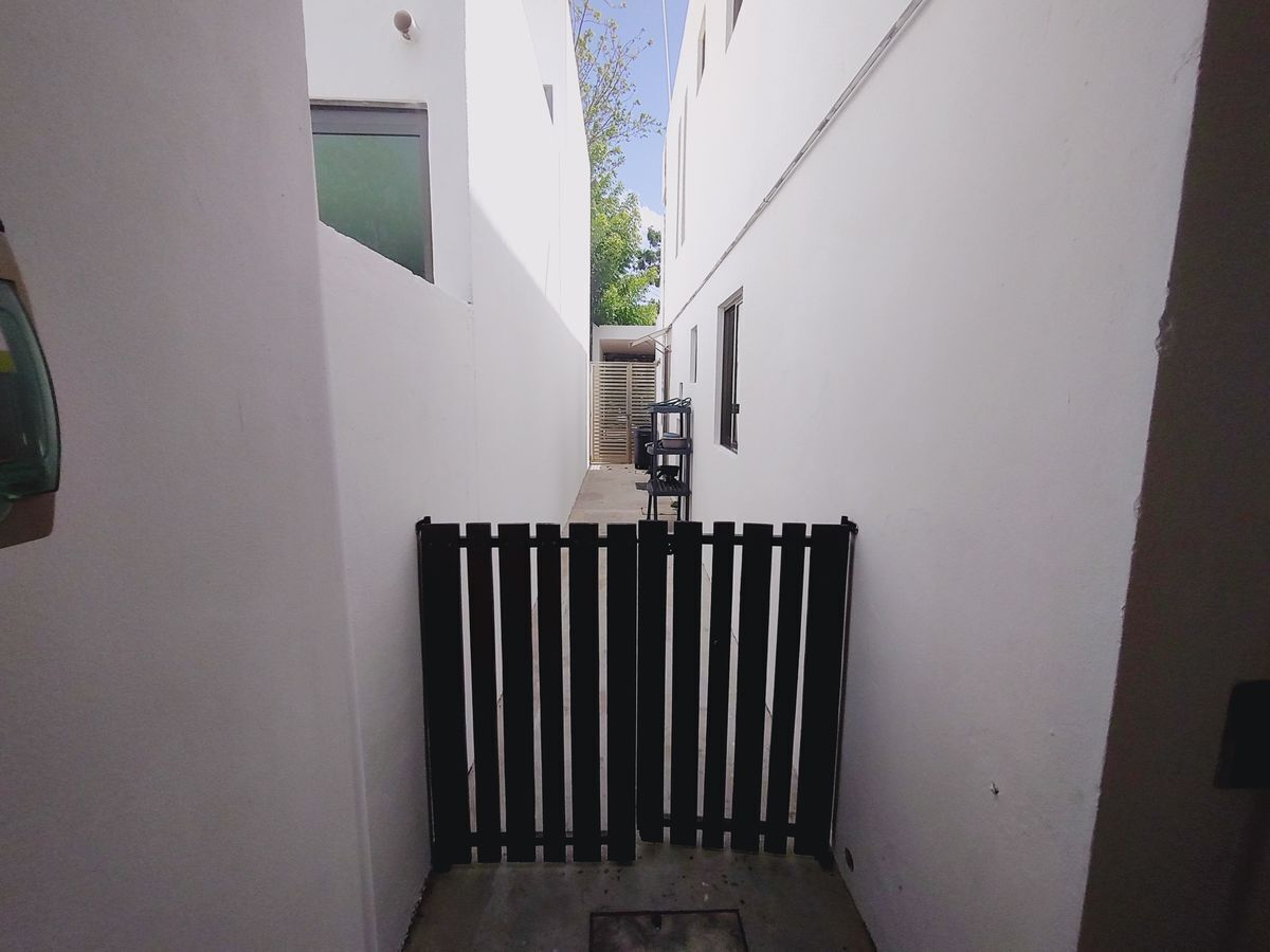 17 of 30: Pasillo de servicios