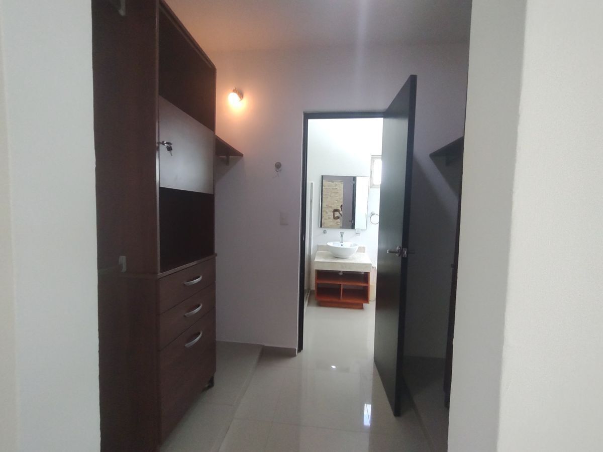 23 of 30: CLOSET VESTIDOR