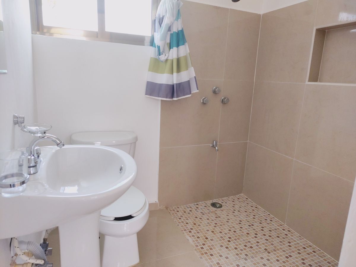 14 of 30: BAÑO CUARTO DE SERVICIO