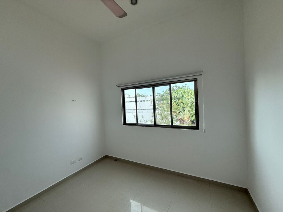 29 of 30: Estudio/Sala TV/Oficina