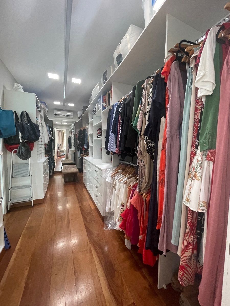 25 de 35: Walking closet para ella.