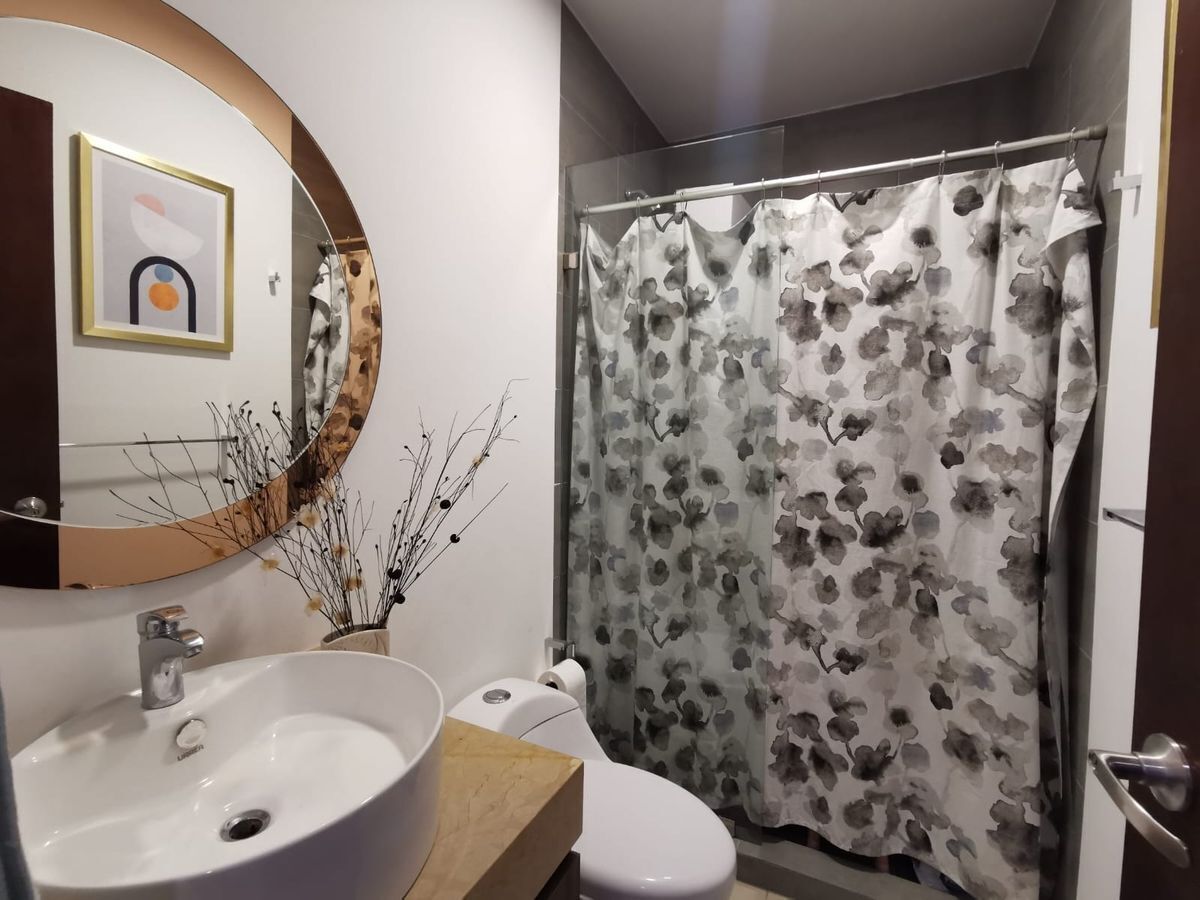 20 de 23: Baño completo en planta baja para habitación/estudio