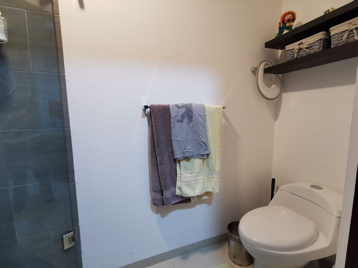 22 de 23: Baños equipados con canceles de vidrio templado