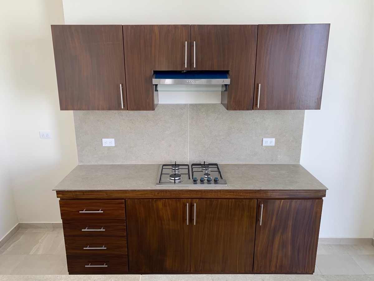 5 of 12: Cocina con estufa y campana