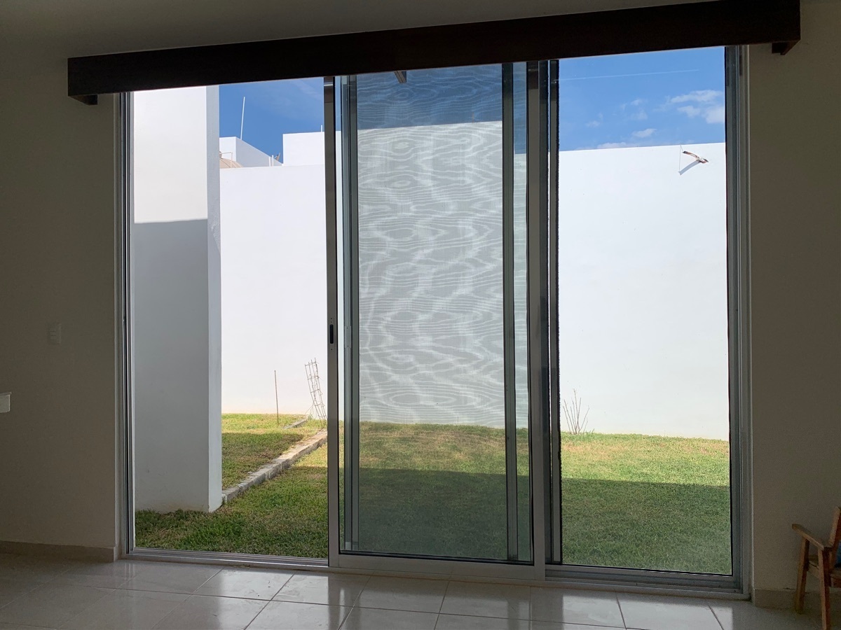 9 of 12: Acceso al patio por la sala