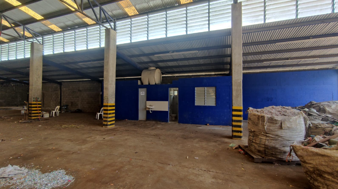 9 of 10: Oficinas y baño