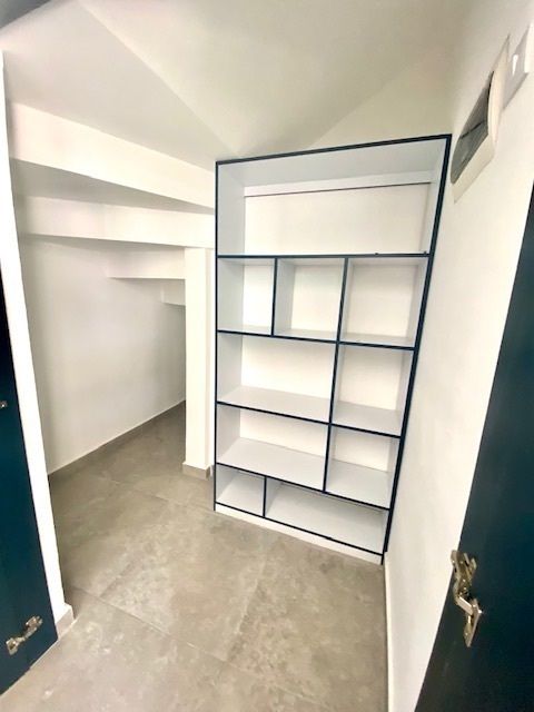 Alacena walk-in bajo las escaleras