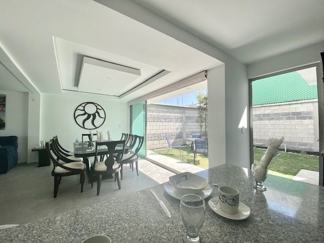 Comedor con vista al jardín.