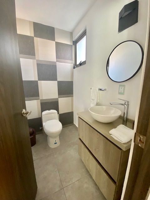 Medio baño.