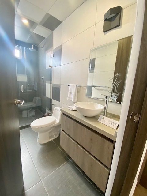 Baño completo para habitaciones juniors.
