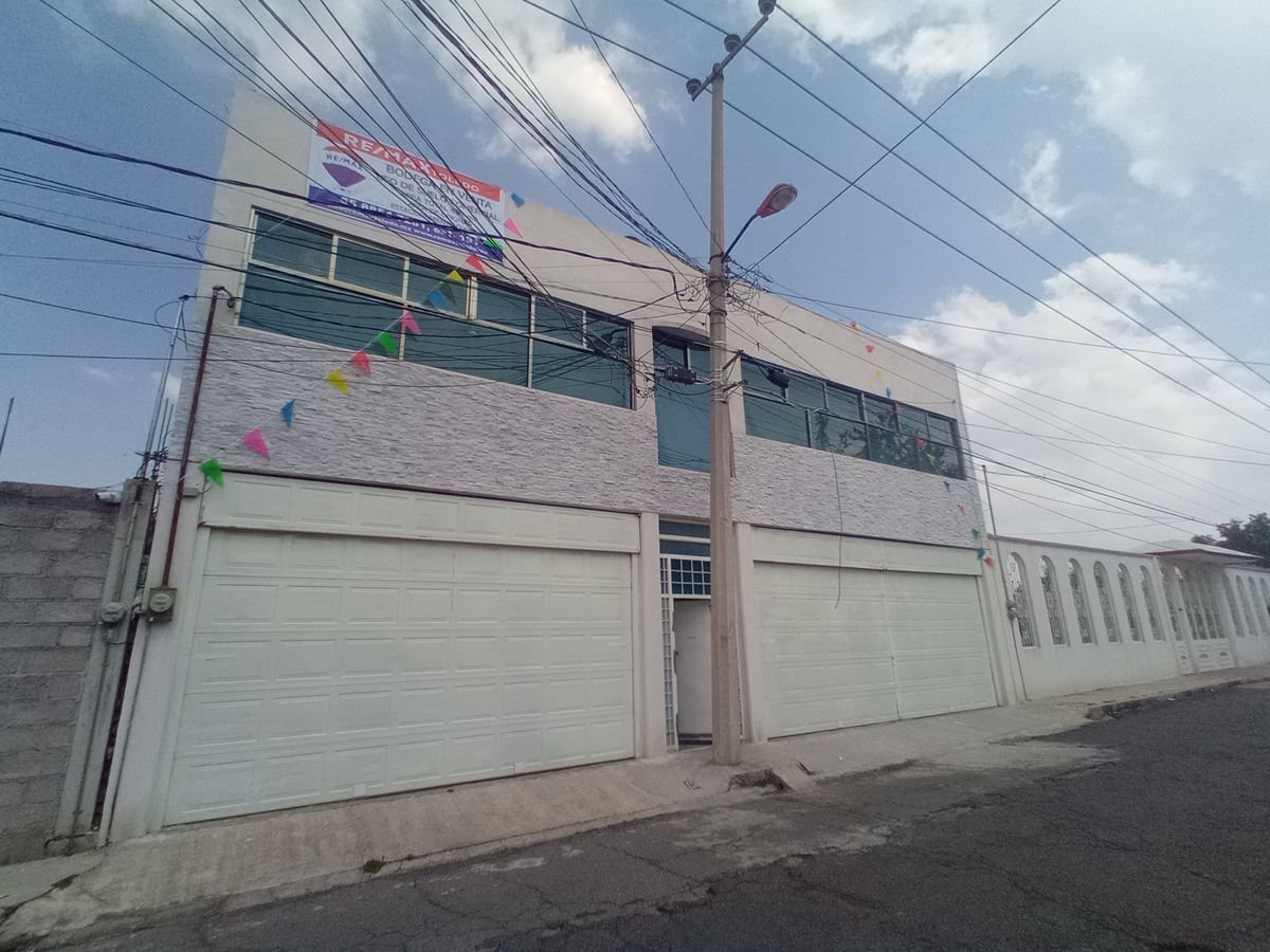 2 de 19: Fachada exterior.
Portones eléctricos