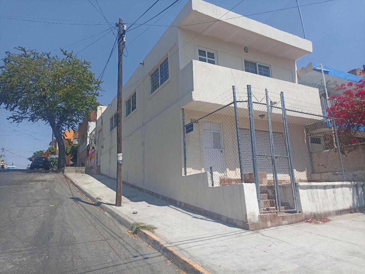 SITUADO EN 2 PLANTAS