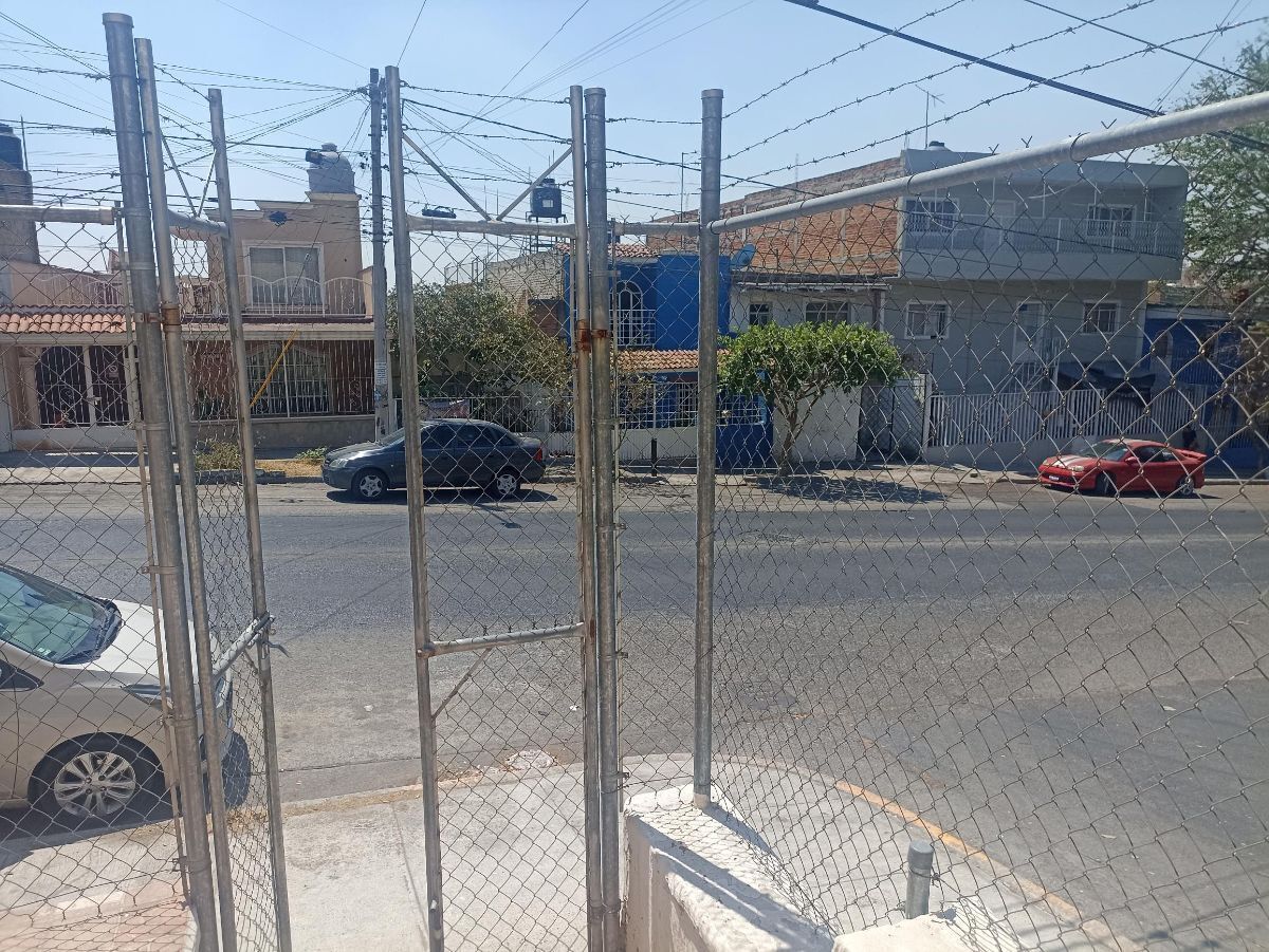 VISTGA HACIA LA AVEN IDA