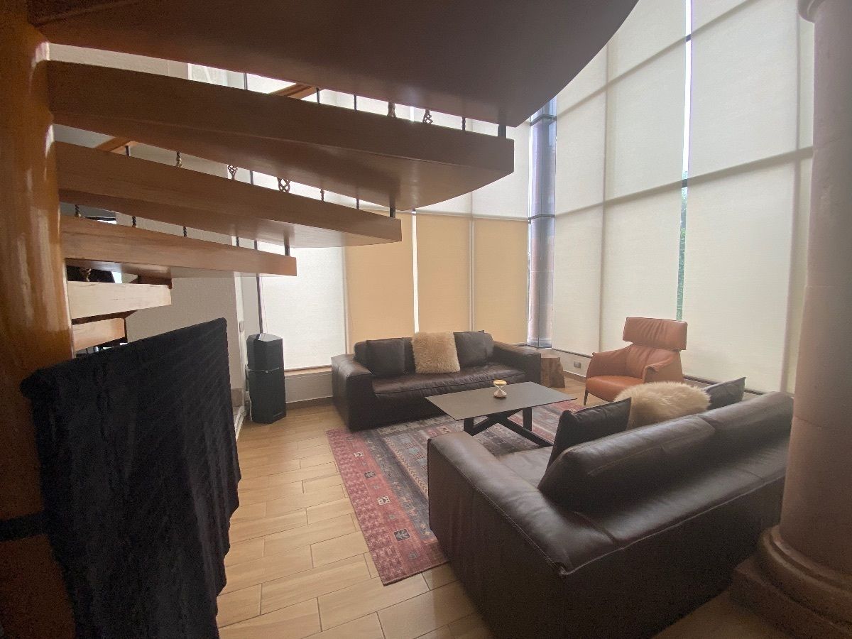 17 de 50: Sala con ventanales hacia el condominio