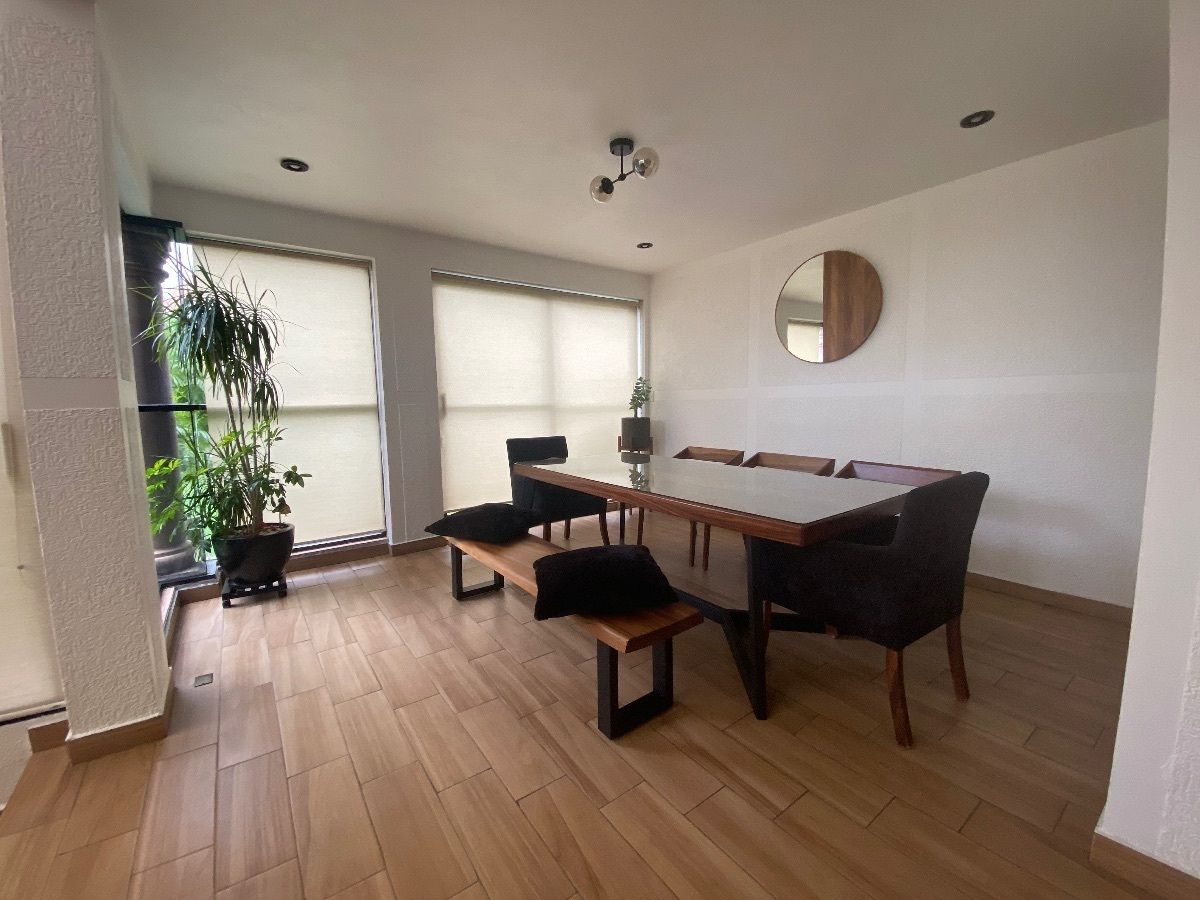 23 de 50: Comedor con vista al jardín trasero