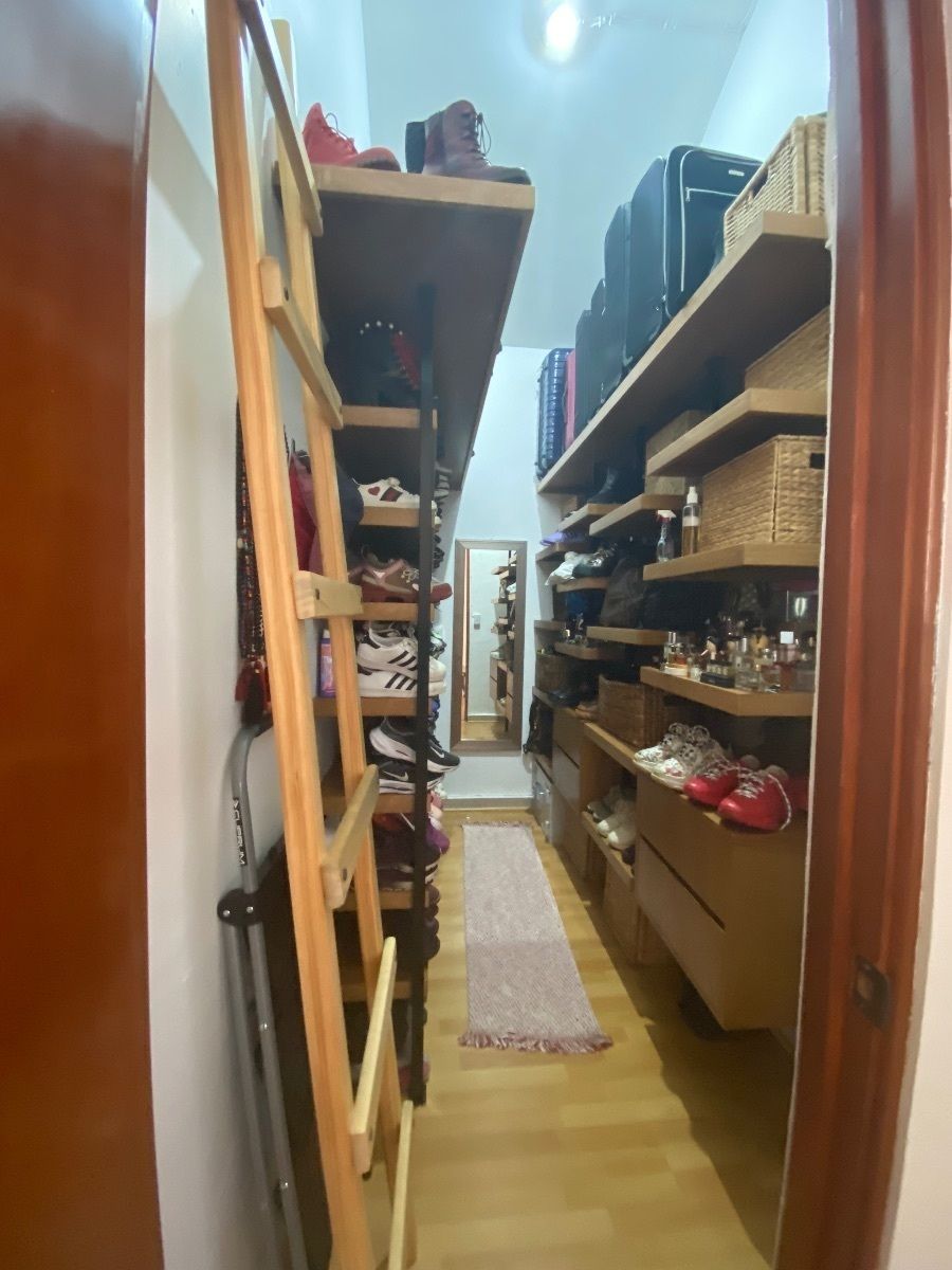 32 de 50: Clóset de zapatos o bodega
