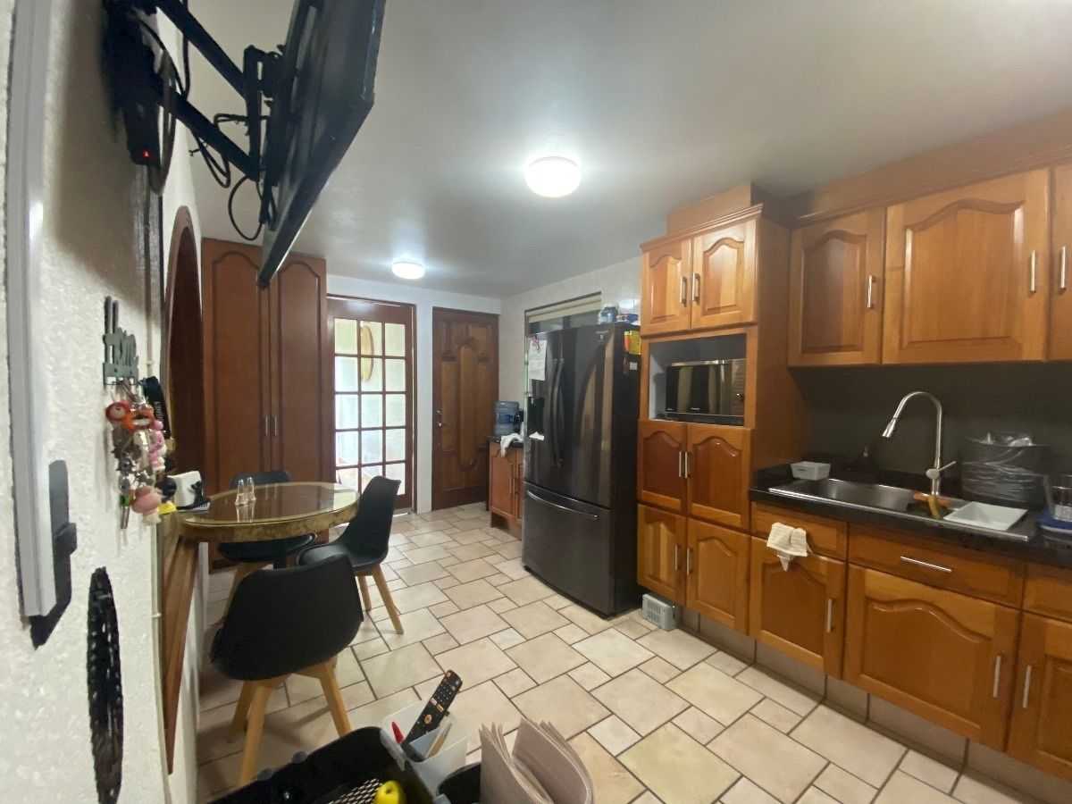 27 de 50: Cocina y desayunador con salida al comedor y entrada peincip