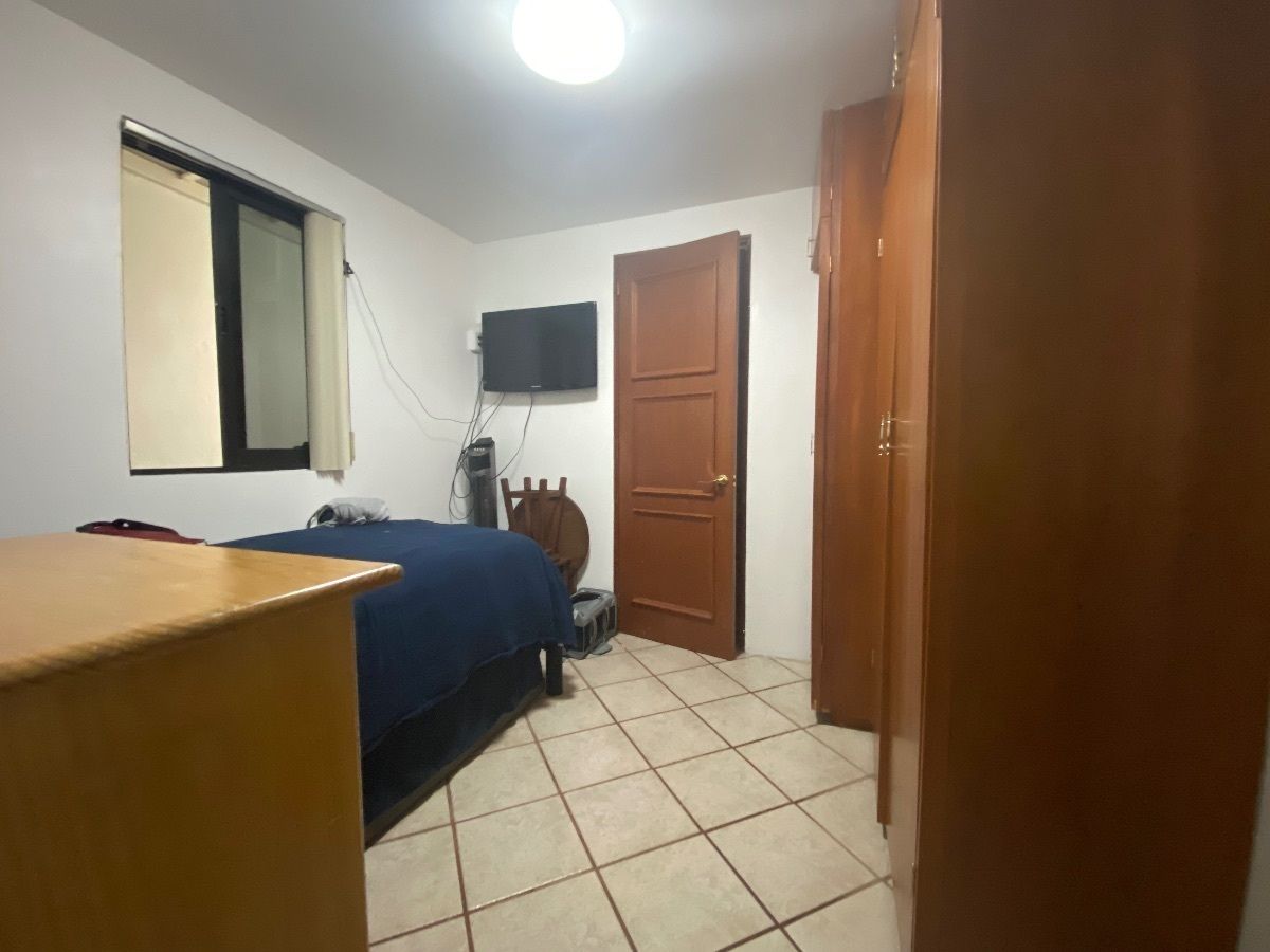 50 de 50: Cuarto de servicio con baño completo