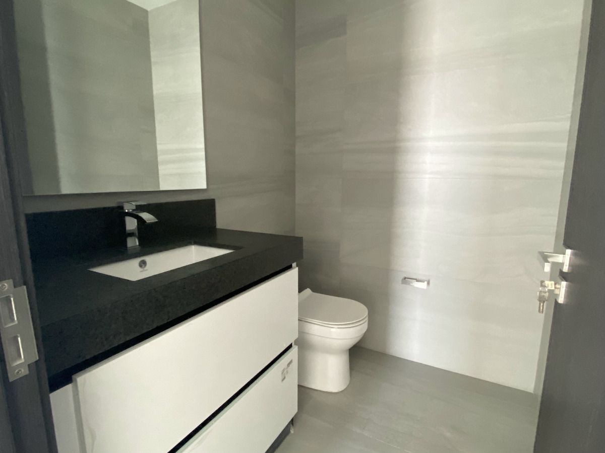 5 of 18: Baño obra gris