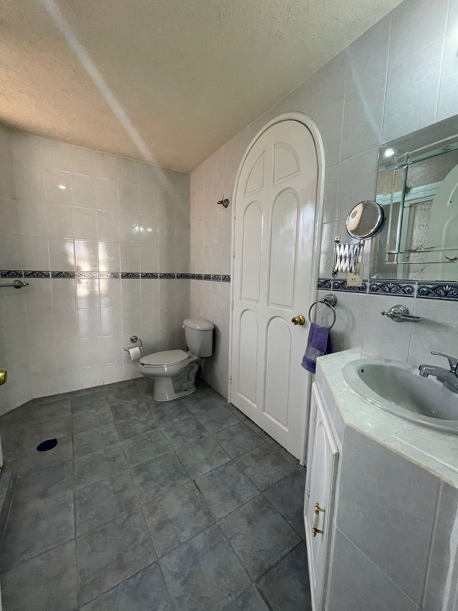 15 de 23: Baños con acabados recientes.