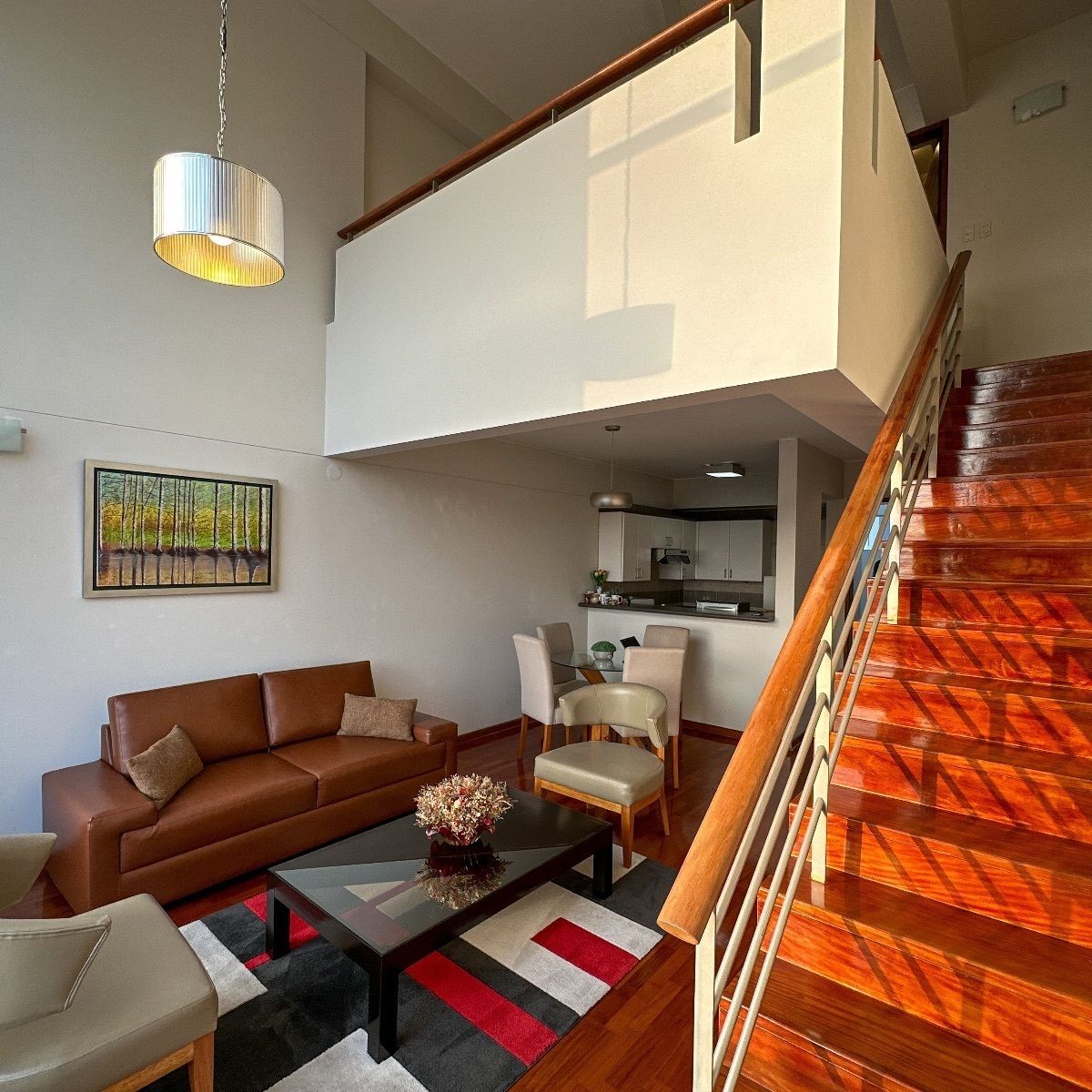 2 de 10: Sala y comedor con cocina estilo americana.