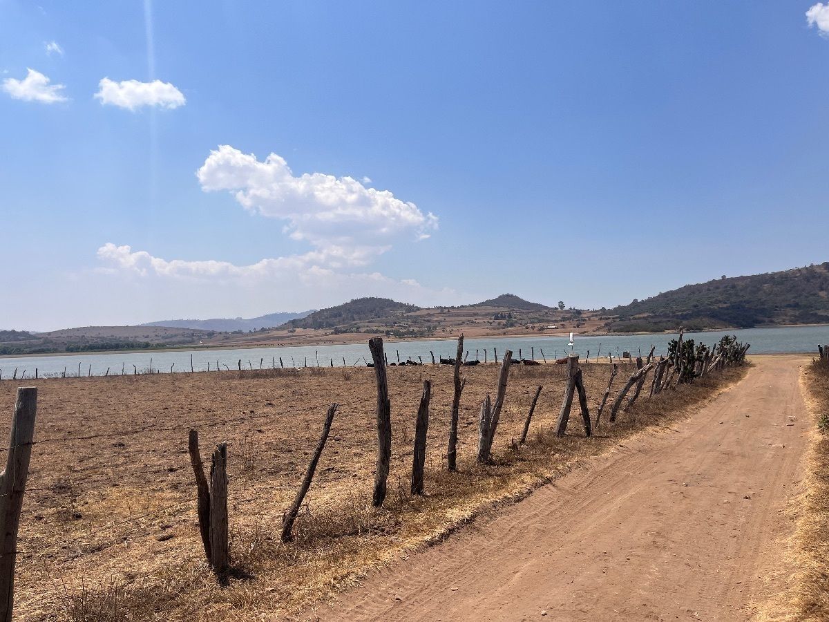 Camino de ingreso,a la derecha el terreno en venta , y Presa