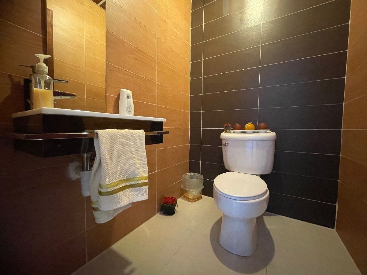 6 de 12: Baño de visita