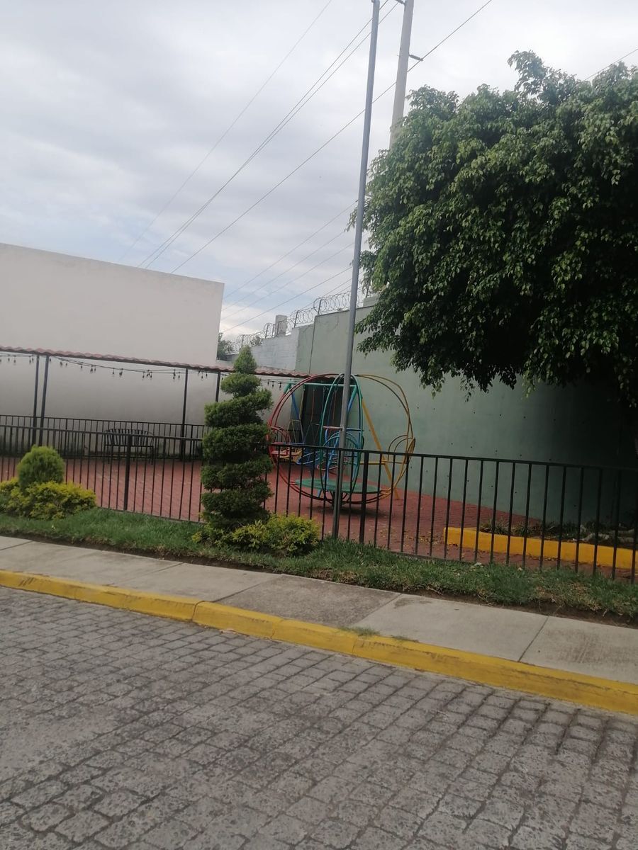 2 de 13: Banquetas y áreas de niños