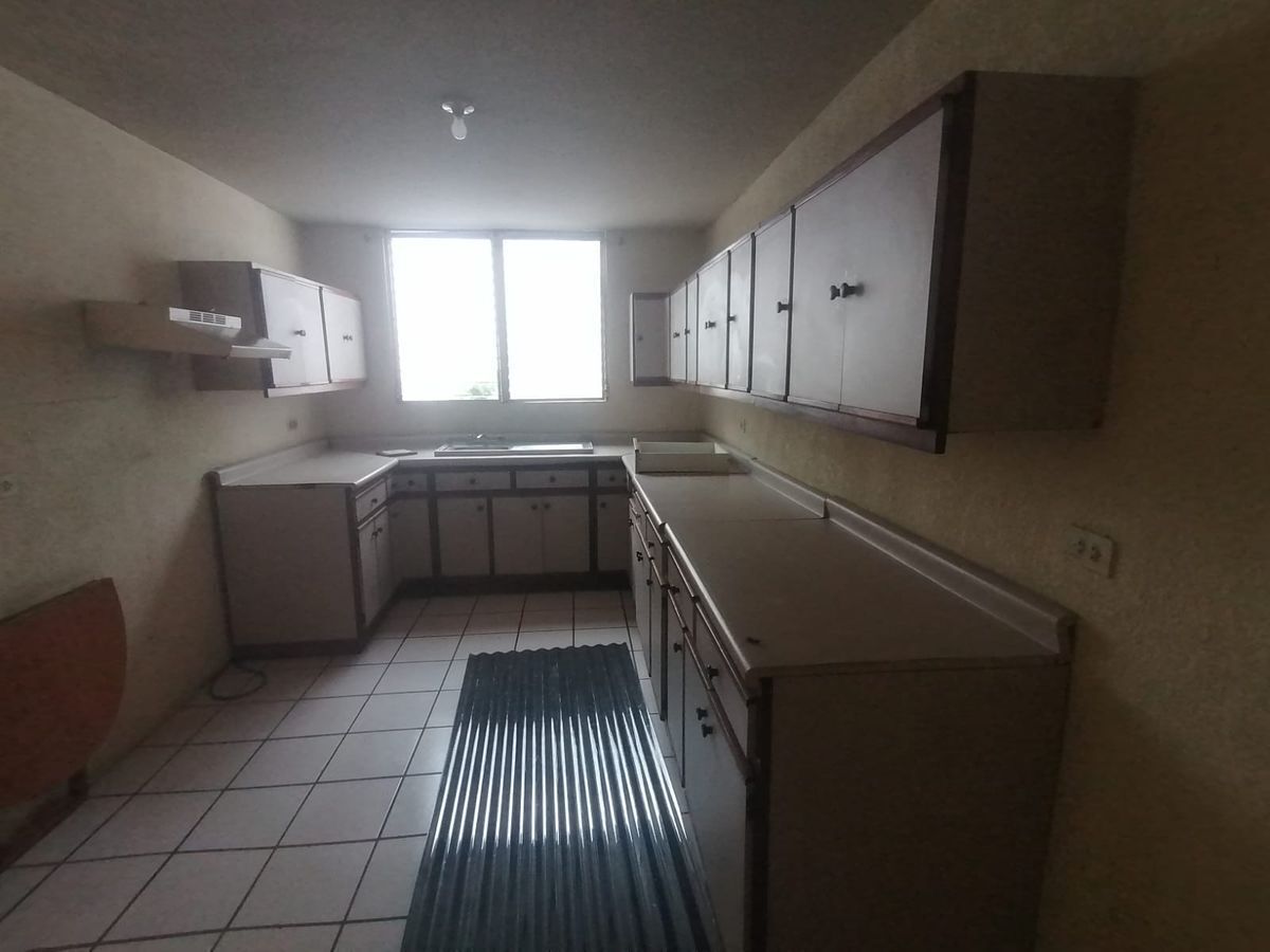 4 de 13: Amplia cocina con gabinetes