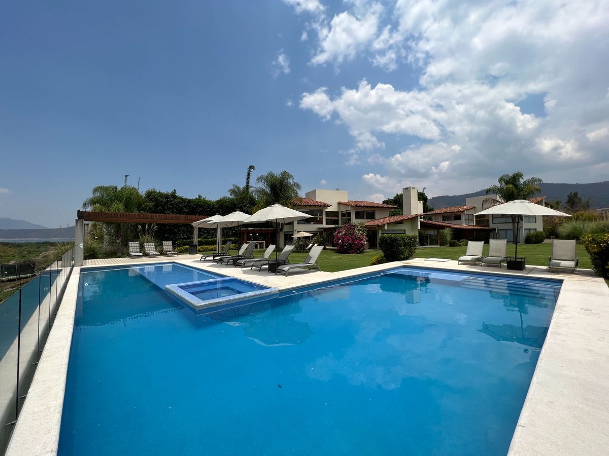 2 de 25: Área de alberca con jacuzzi y tumbonas