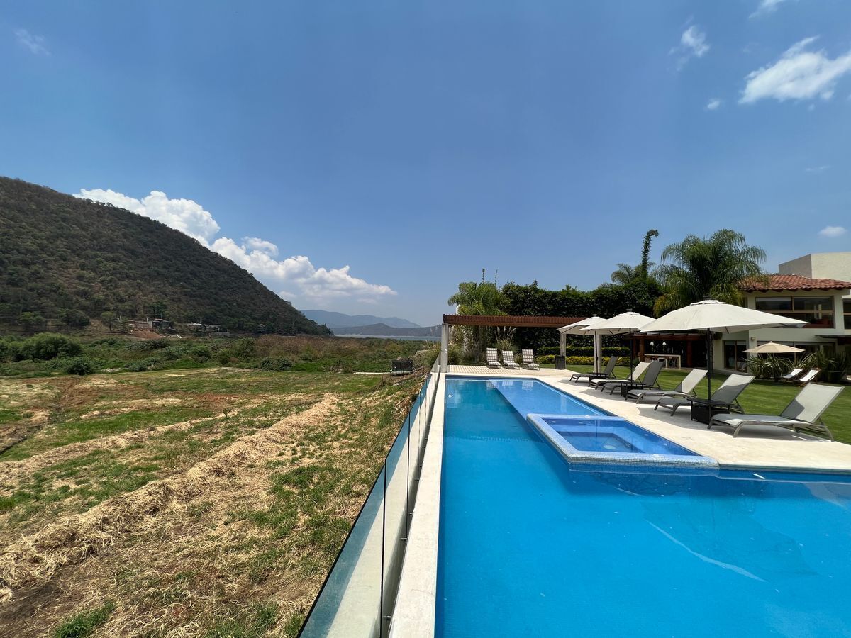 4 de 25: Área de alberca con jacuzzi y tumbonas