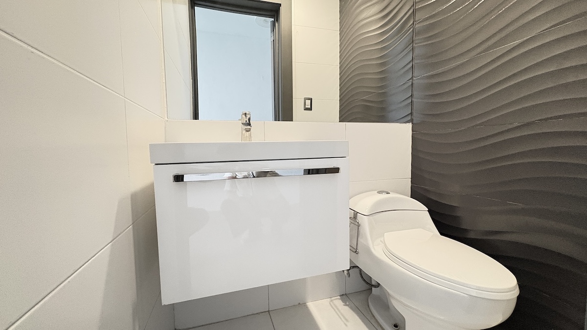 5 de 13: Baño de visita