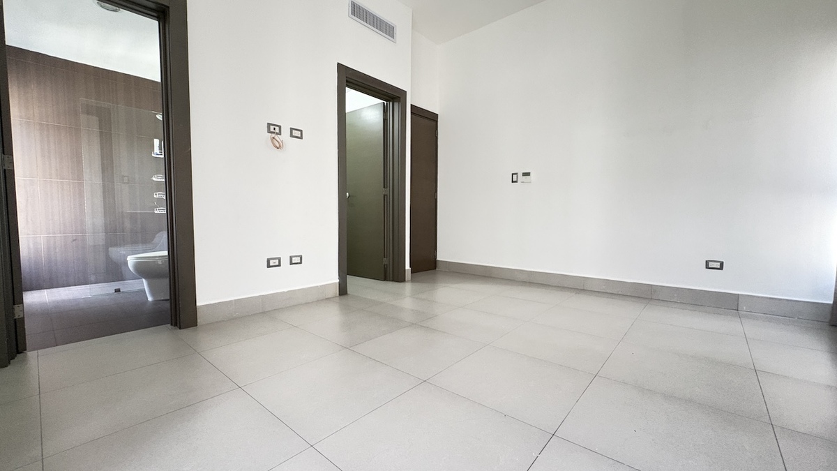 10 de 13: Habitacion secundaria con Walk-in closet y baño