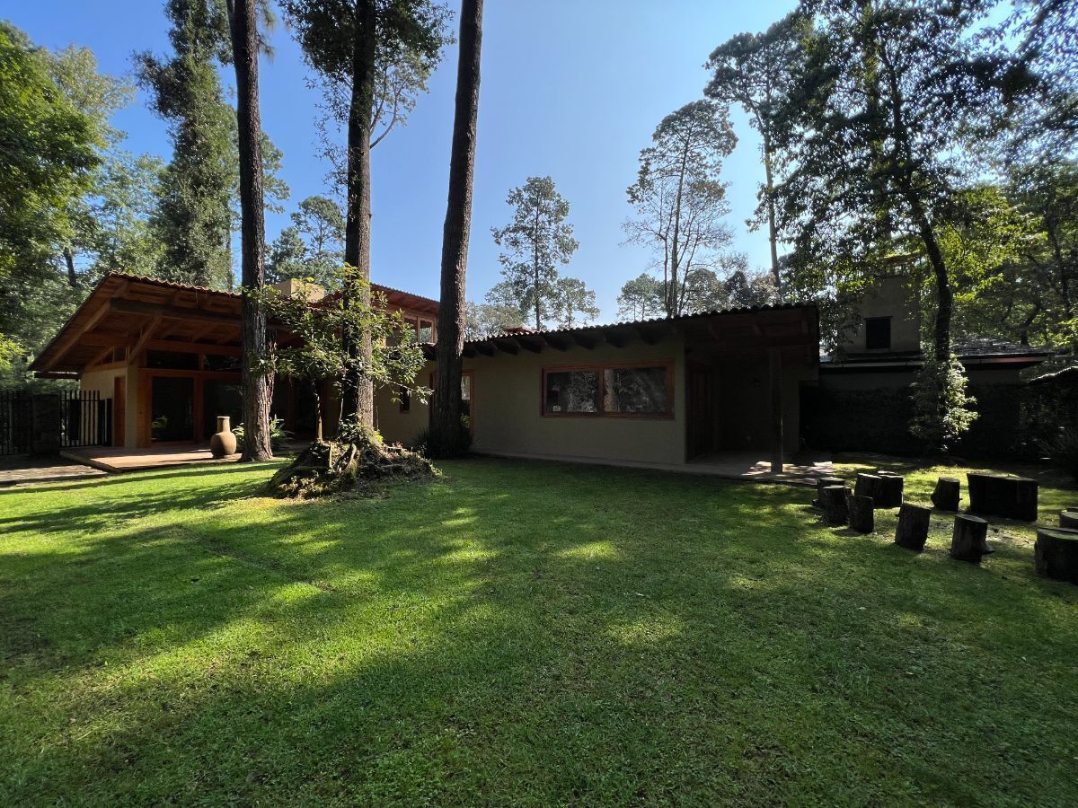 2 de 23: Fachada principal y jardín