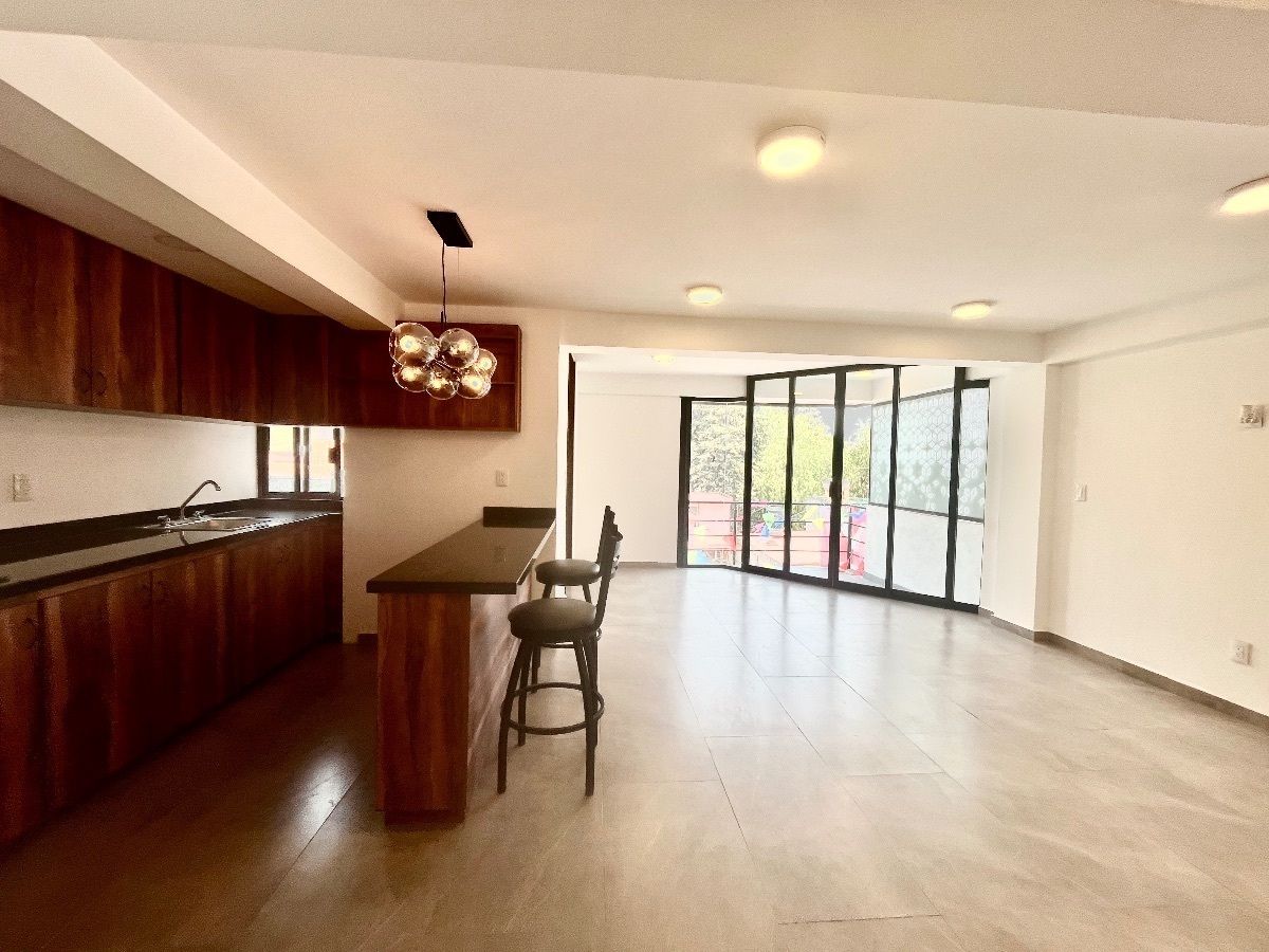 3 de 14: AMPLIA ESTANCIA BIEN ILUMINADA