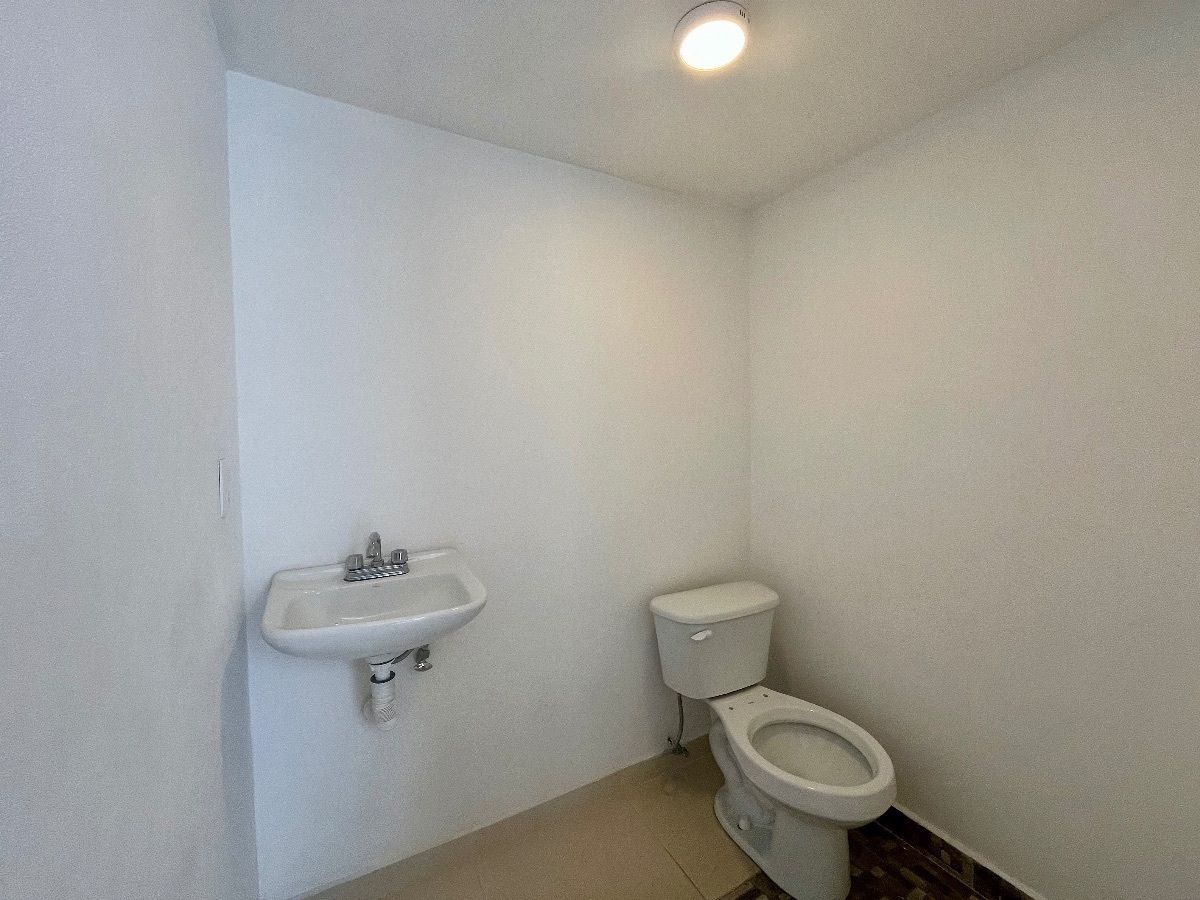 12 de 14: BAÑO DE INVITADOS DE ROOF GARDEN