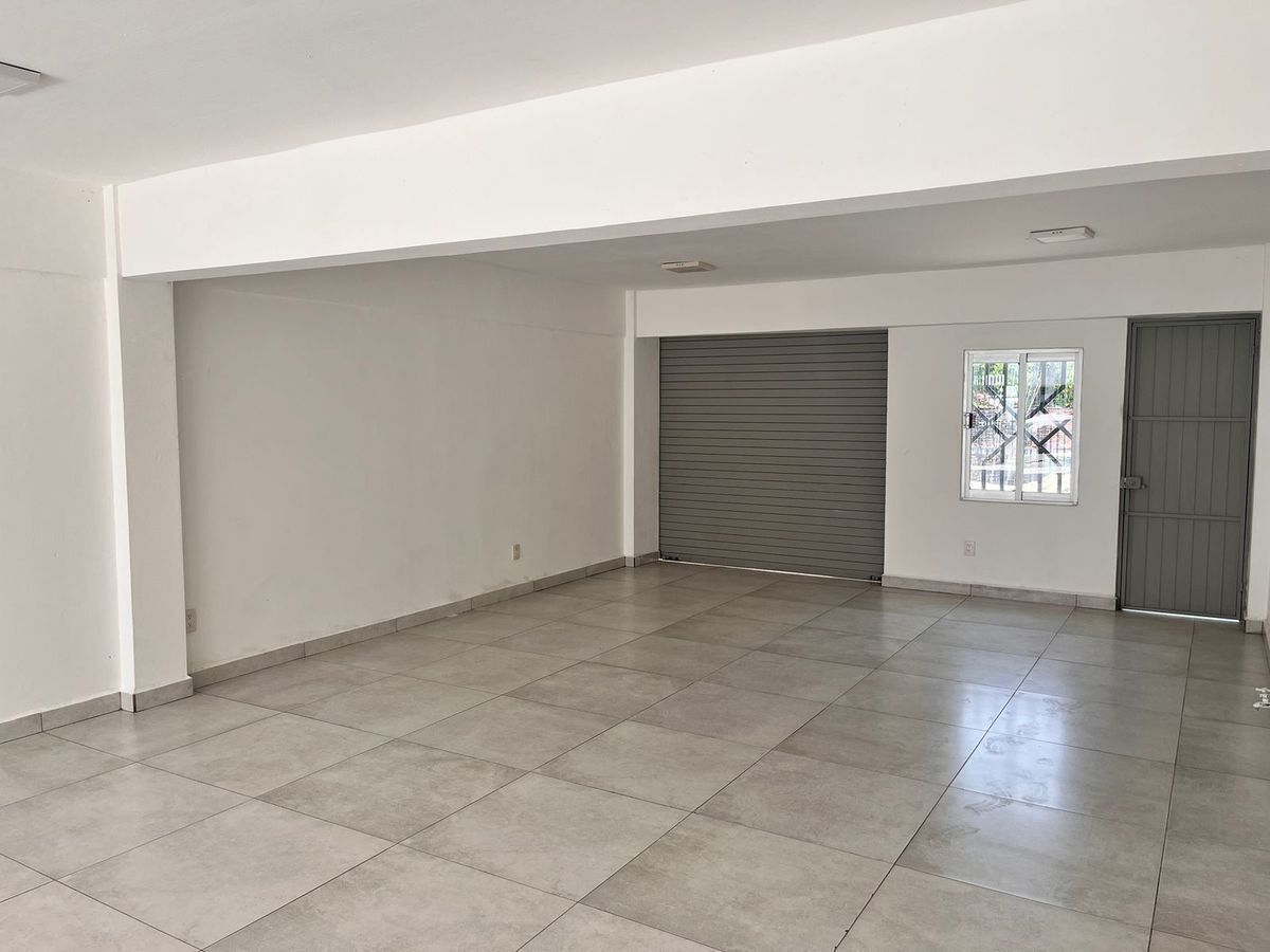 6 de 13: Cortinas y puertas recién pintadas.