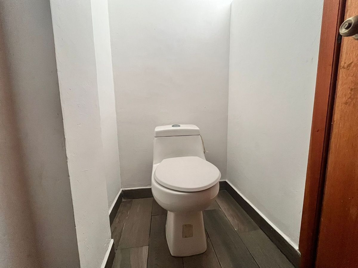 12 de 13: Medio baño.