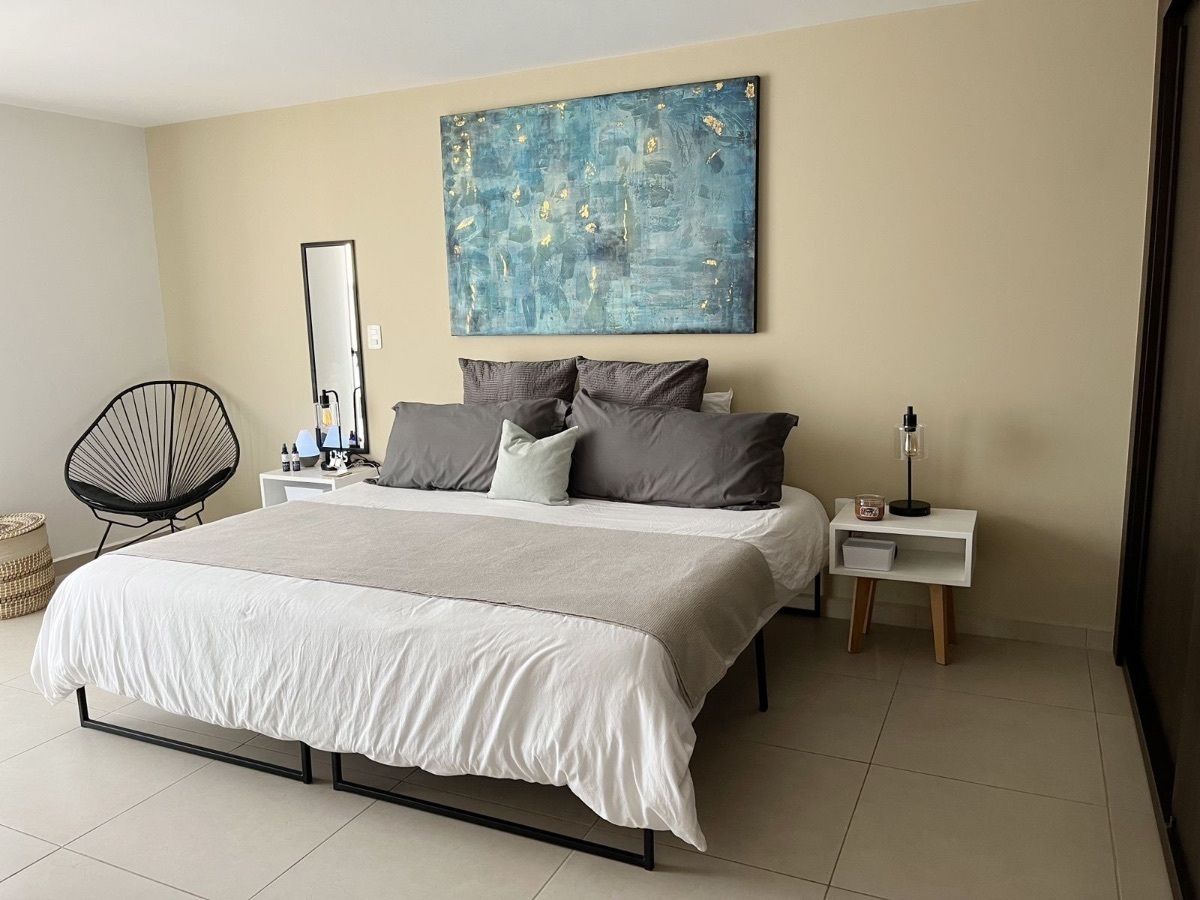 3 de 9: Recámara principal con clóset, balcón y baño completo