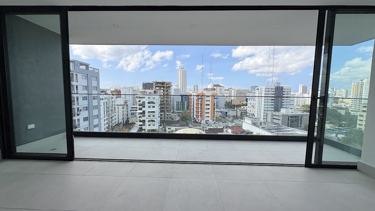 2 de 30: Balcón orientación SUR vista despejada . Piso alto