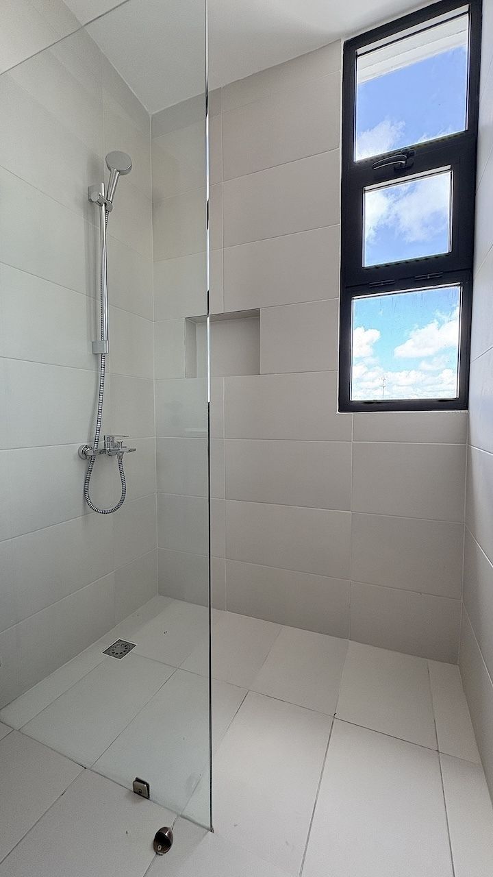 17 de 30: Baños en todas las habitaciones. Ventana al exterior