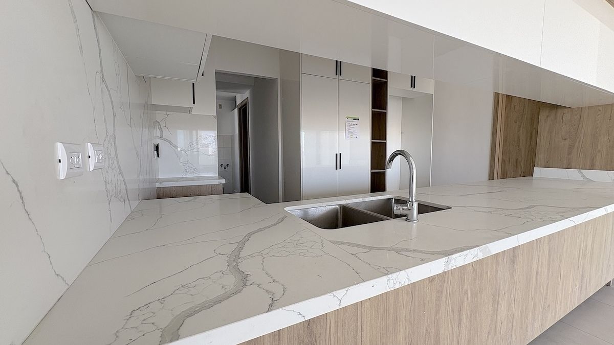10 de 30: Cocina modular con desayunador  tope de cuarzco