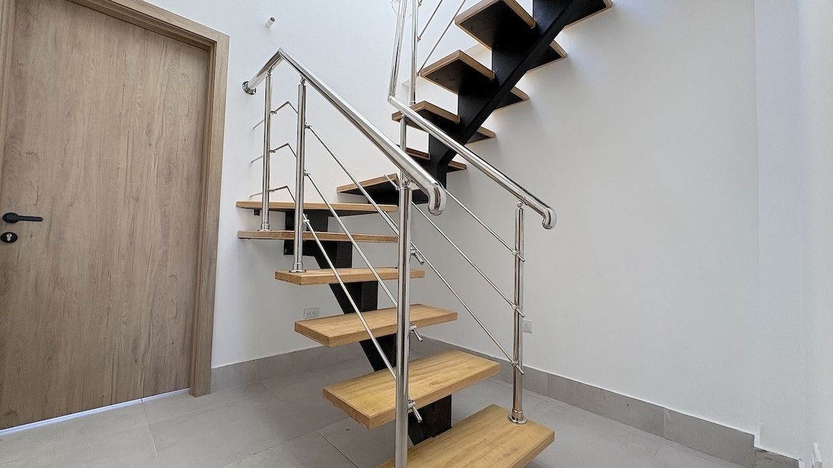 21 de 30: Escalera interna acceso 2do. nivel