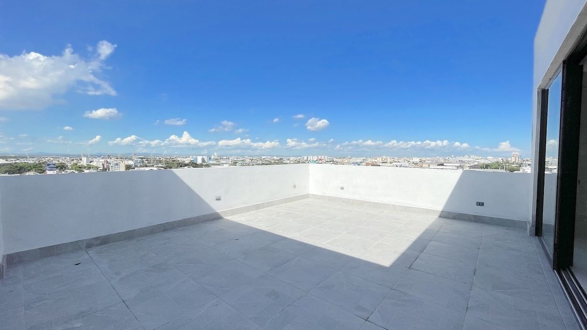 7 de 30: Terraza propia orientación Norte con  vista a las montañas
